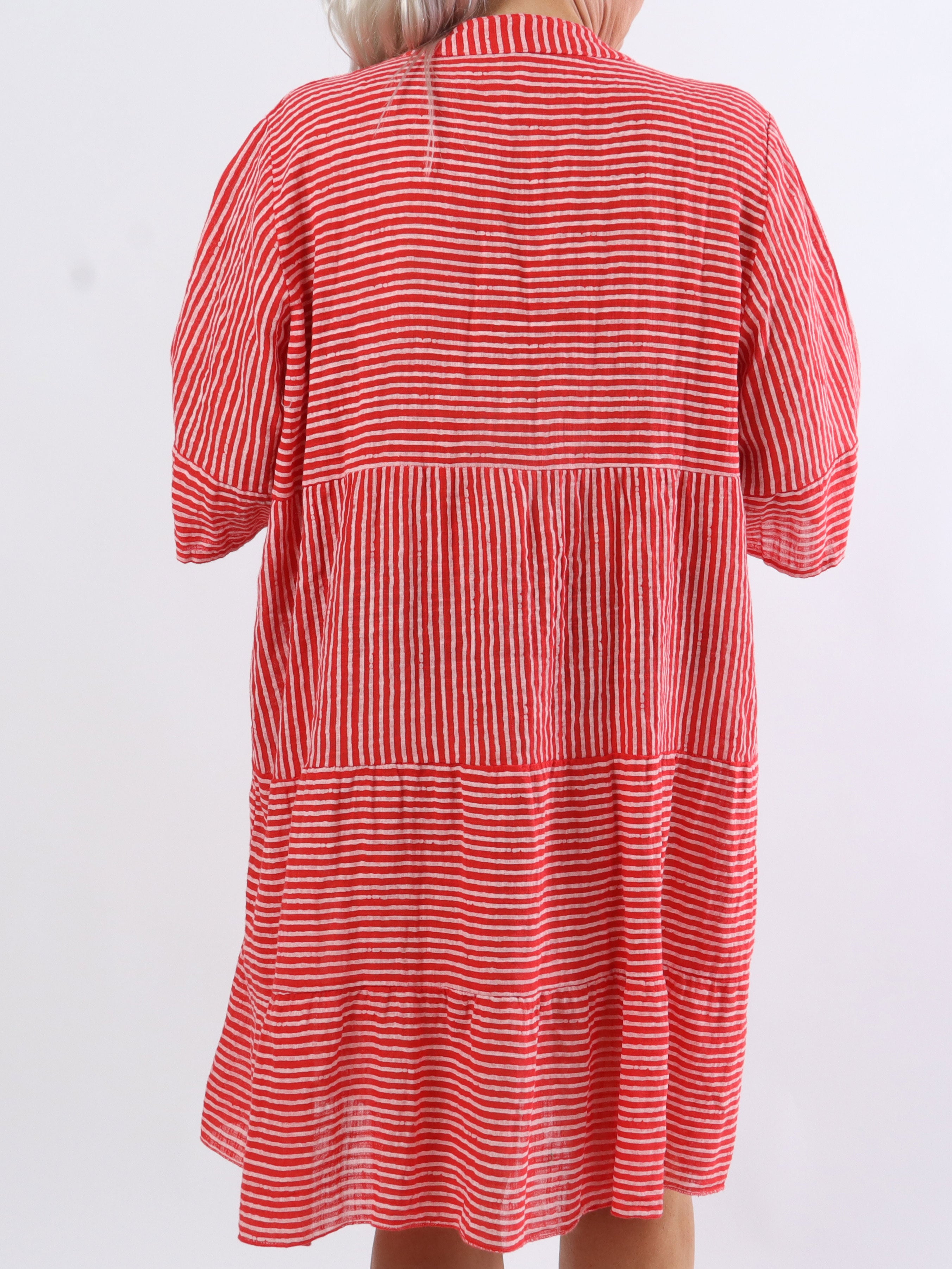 Pola - Sød stribet plus size kjole i lag på lag look